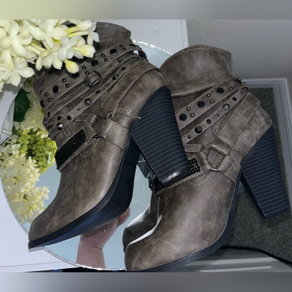 Daisy Fuentes Victoria Short Boots - Picture 15 of 16